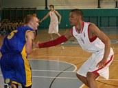 Robin Matějka (číslo 8) z Nymburka v obranné práci během kvalifikace o