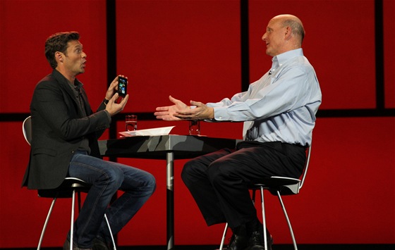 No, nen� kr�sn�? Ballmer p�edstavuje prvn� Windows phone Nokii Lumia 900
