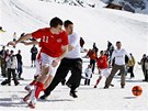 Ve Verbier se nejenom ly�uje, ale tak� hraje fotbal na sn�hu.