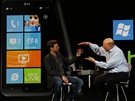 P�vodn� jsme ho cht�li ud�lat takhle velik�. Steve Ballmer p�edstavuje nov�