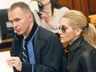 Dara Rolins u soudu se sv�m pr�vn�m z�stupcem Robertem Vladykou (18. ledna 2012)