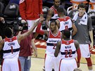 Basketbalisté Washingtonu Wizards se radují z vít�zství, zcela vpravo Jan...
