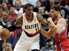 LaMarcus Aldridge (vlevo) z Portlandu se p�etahuje s Blakem Griffinem z LA