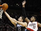 Hedo Turkoglu (vlevo) z Orlanda zakon�uje p�es portlandsk�ho LaMarcuse Aldridge.