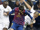 NECHTE M� B�T. Lionel Messi z Barcelony (uprost�ed) prch� p�ed Lassanou Diarrou