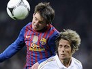 NEZVYKLE VYSOKO. Barcelonsk� Lionel Messi nen� zrovna vyhl�en� hlavi�k��, v