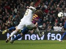 G�LOV� MOMENT. Carles Puyol (druh� zprava) z Barcelony st��l� proti Realu