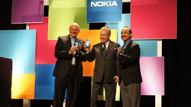 Smartphone Nokia Lumia 900 p�edstavili z�stupci Nokie letos v Barcelon�.