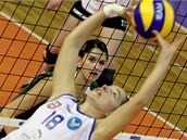 Ivana Svobodníková (v zeleném) z KP Brno v duelu s portugalským Ribeirense Pico.
