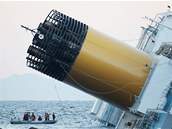 Záchraná�ská lo� u potopené lodi Costa Concordia (15. ledna 2012)