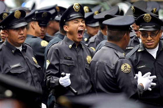 Mexický policista zívá na státem organizované přehlídce, která má prezentovat... Mexický policista zívá na státem organizované přehlídce, která má prezentovat...