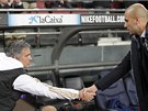 HODN� �T�ST�. Jos� Mourinho, tren�r Realu (vlevo), si pot��s� rukou s Pepem