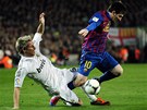 MUSEL FAULOVAT. Fabio Coentrao z Realu Madrid (vlevo) nedovolen� zastavuje