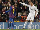 D�LEJ SI, CO CHCE�. Lionela Messiho z Barcelony (vlevo) v�bec nezaj�m� ohniv�