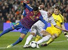 KDO ZAS�HNE? Alexis S�nchez (vlevo) pad� po souboji s Pepem, v�emu p�ihl��