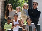 Angelina Jolie a Brad Pitt s d�tmi (jejich vlastn� potomci Vivienne, Shiloh a