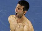 RADOST. Novak Djokovi� slav� v�t�zstv� na Australian Open 2012.