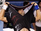 V�T�ZN� OSLAVA. Novak Djokovi� si trh� tri�ko po triumfu na Australian Open