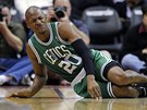 A SAKRA! Ray Allen z Bostonu zran�ný po faulu Jana Veselého z Washingtonu.