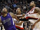 MARCUS PROTI MARCUS�M. DeMarcus Cousins (vlevo) ze Sacramenta bojuje s
