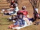 Zulusk� prodejkyn� suven�r� odpo��vaj� p�i vstupu do NP Royal Natal.