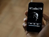 Osm sekund ticha za Steva Jobse je v prodeji v obchod� iTunes.