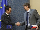 Ministr dopravy Pavel Dobeš (vpravo) a výkonný ředitel GSA Carlo des Dorides