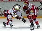 H��EK. Sl�vistick� obr�nce Petr Kadlec se sna�� zastavit t�ineck�ho �to�n�ka