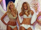 Topmodelky na p�ehl�dce Victoria's Secret: zleva Karol�na Kurkov�, Tyra