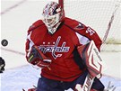 M�M. Tom� Vokoun zasahuje v brance Washingtonu. 