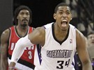 Jason Thompson ze Saramenta slav� svoji trefu, LaMarcus Aldridge (vpravo) a
