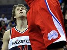 Jan Veselý  z Washingtonu se m��e jen koukat, jak sme�uje Blake Griffin z LA...