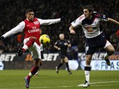 NETREFIL SE. Alex Oxlade-Chamberlain, talent z Arsenalu (vlevo), zkouší