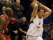 Pavel Houška z Děčína přihrává, Marcus Arnold z Pardubic s tím těžko něco zmůže.