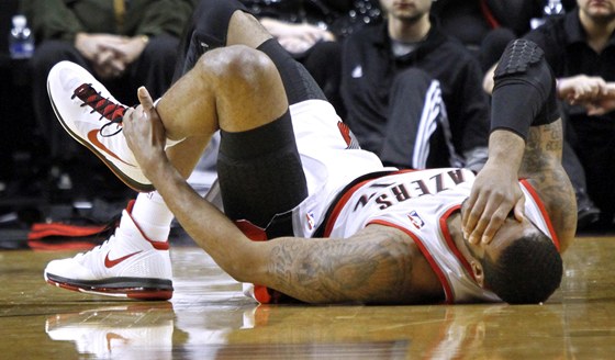 LaMarcus Aldridge z Portlandu si v utkání s Washingtonem poranil kotník a už ve LaMarcus Aldridge z Portlandu si v utkání s Washingtonem poranil kotník a už ve