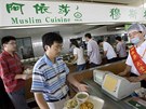 Pohled do z�vodn� j�delny v �en-�enu, konkr�tn� do sekce muslimsk� kuchyn�....