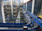 Logistick� centrum firmy le�� p�es ulici od ob��ho kampusu v �en-�enu. (firemn�...