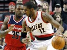 LaMarcus Aldridge z Portlandu si chyst� pozici proti washingotnsk�mu Trevoru