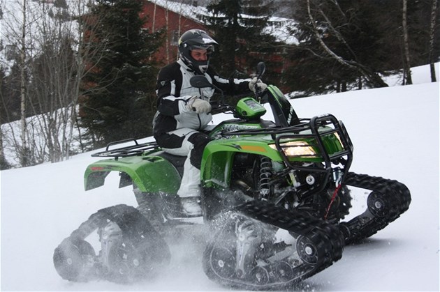 Arctic Cat 1000 Mud Pro s p�sy TJD Xgen III m� vynikaj�c� trakci.