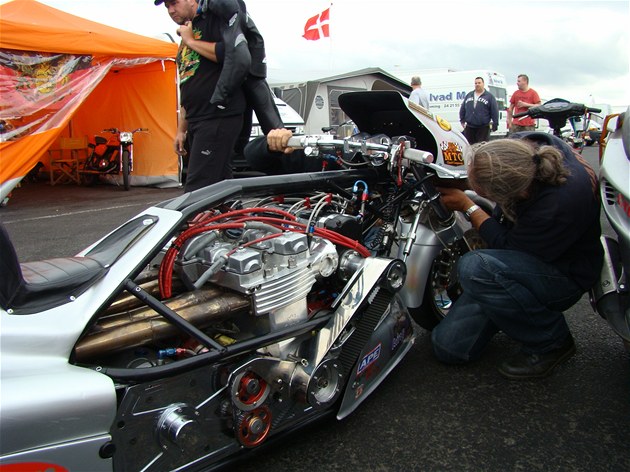 Z�vodn� speci�l Otty Knebla, dragster Puma Imperial Wizard 