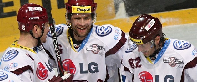 STO BODŮ. Sparťané (zleva) Michal Sersen, Michal Broš a Petr Tenkrát se radují