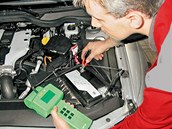 Autobaterii nechte pravideln� kontrolovat v servisu.
