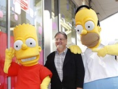 Matt Groening s hrdiny ze seri�lu Simpsonovi u sv� hv�zdy na hollywoodsk�m