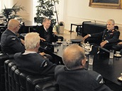 V�clav Havel si v seri�lu zahr�l prezidenta, kter� na Hrad� p�ijme arm�dn� veter�ny z Anglie.
