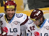 STO BOD�. Spar�an� (zleva) Michal Sersen, Michal Bro� a Petr Tenkr�t se raduj�
