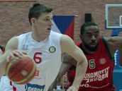 Pavel Pumprla z Nymburku čelí v utkání s Krasnodarem obraně v podání Kelvina