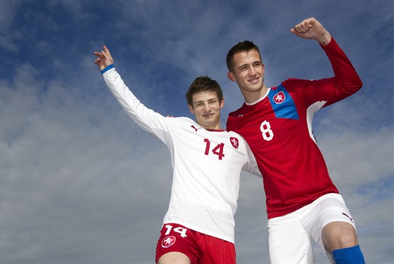 Fotbalov� reprezentanti V�clav Pila� (vlevo) a Tom� Pekhart p�zovali na