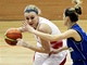 Michaela Pavlasová z Pardubic v duelu s DSK Basketball.