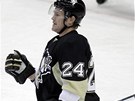 OSLAVA BRANKY. Matt Cooke z Pittsburghu oslavuje sv�j g�l, kter� vst�til proti