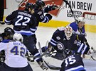 �SP̊N� DOR��KA. David Backes ze St. Louis (vlevo v b�l�m) p�ekon�v� g�lmana